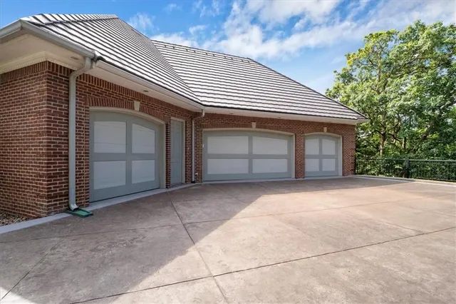 $3,989,000 | 6006 West Shore Court, Parkville, MO 64152