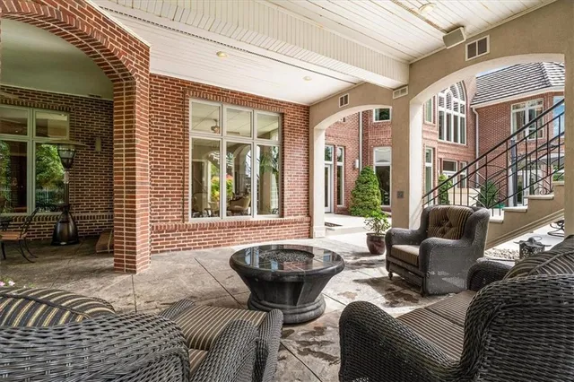 $3,989,000 | 6006 West Shore Court, Parkville, MO 64152