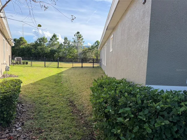 a view of a backyard