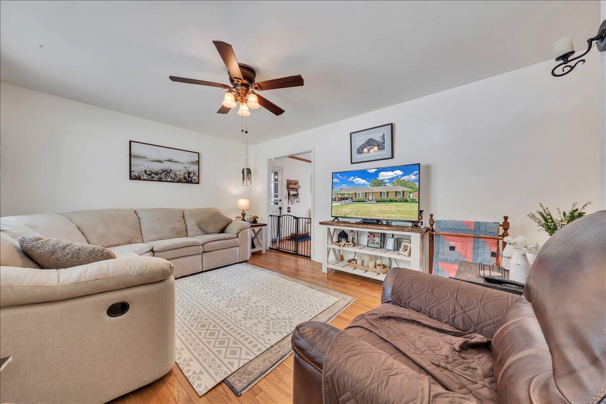 3077 Woodway Road Roanoke, VA 24014 - Photo 3 of 39 Living Room