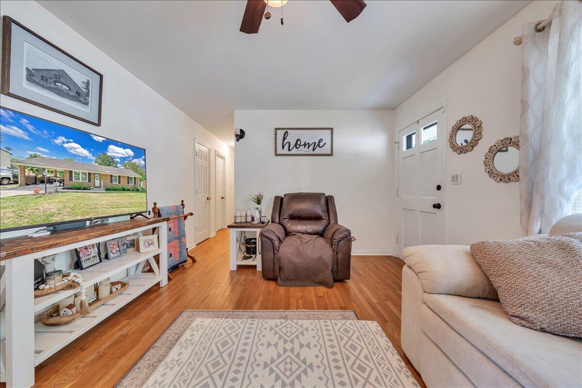 3077 Woodway Road Roanoke, VA 24014 - Photo 4 of 39 Living Room