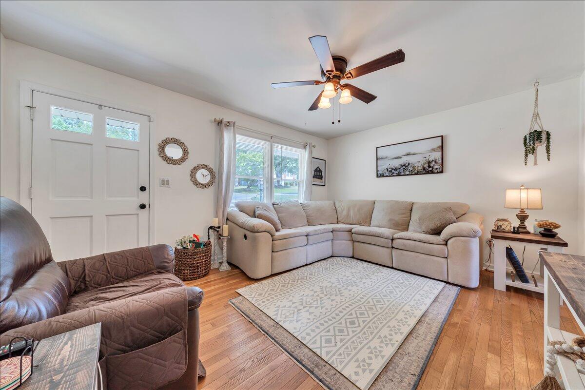3077 Woodway Road Roanoke, VA 24014 - Photo 5 of 39 Living Room