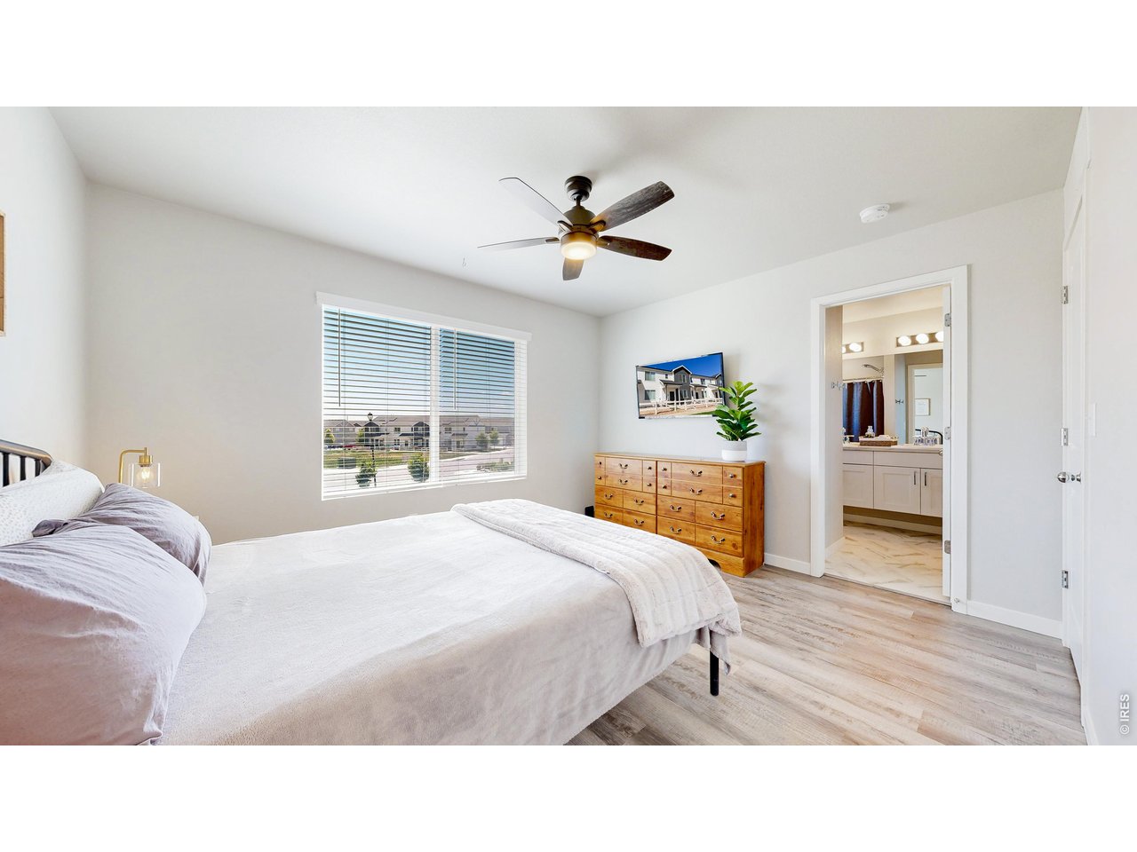 260 Pawnee Road, Unit D3 Ault, CO 80610 - Photo 21 of 44 Primary bedroom with ensuite 3/4 bath.
