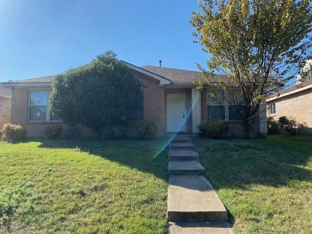 a view of backyard with garden