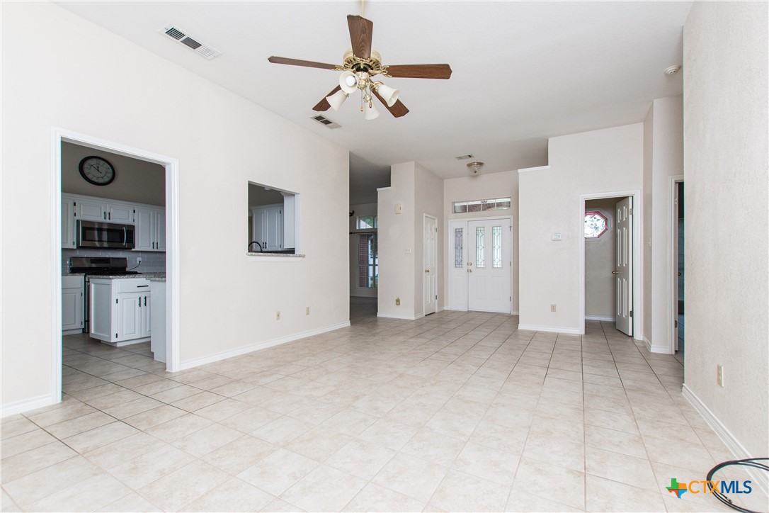 4713 Stagecoach Trail Temple, TX 76502 - Photo 4 of 23 an empty room with closet and windows