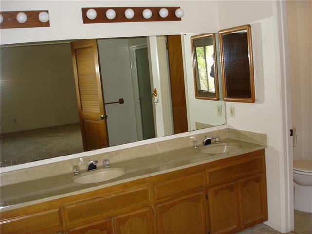 31133 Old River Road Bonsall, CA 92003 - Photo 16 of 18 Dual Sinks, Private John, Shower stall. New Carpet through out Home.