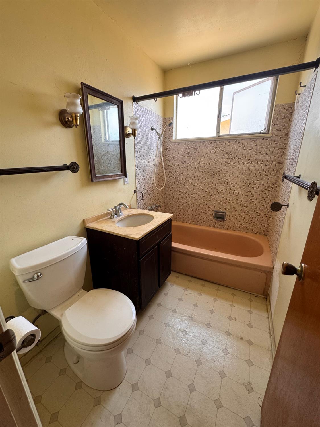 677 Rossmore Road Goleta, CA 93117 - Photo 12 of 26 Gallery Image 12