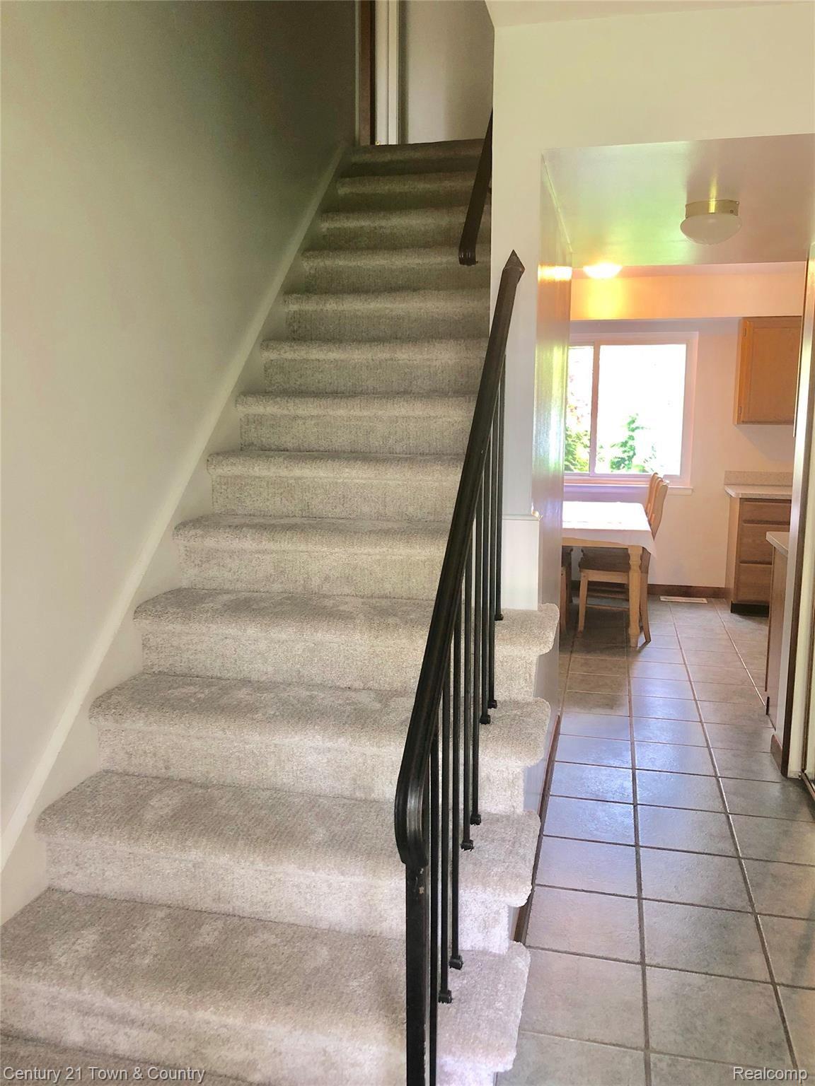 2017 Devonshire Road Bloomfield Hills, MI 48302 - Photo 33 of 43 Entry stairway to 4 upstairs bedrooms.