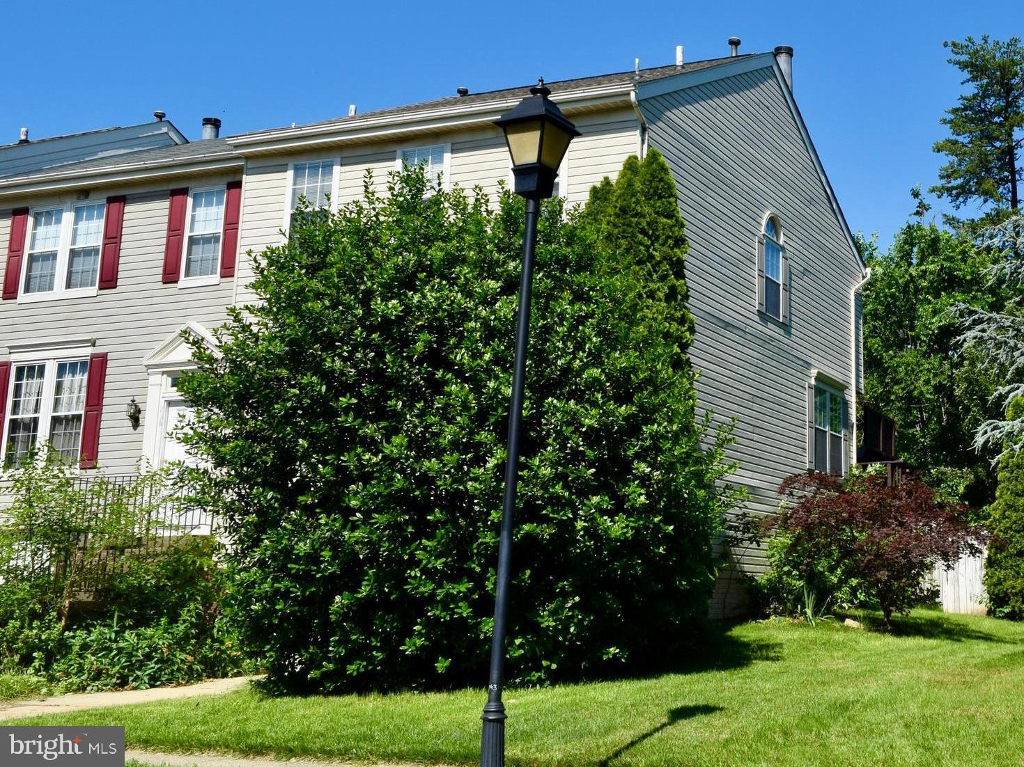 21053 Cornerpost Square Ashburn, VA 20147 - Photo 2 of 9 Front side yard