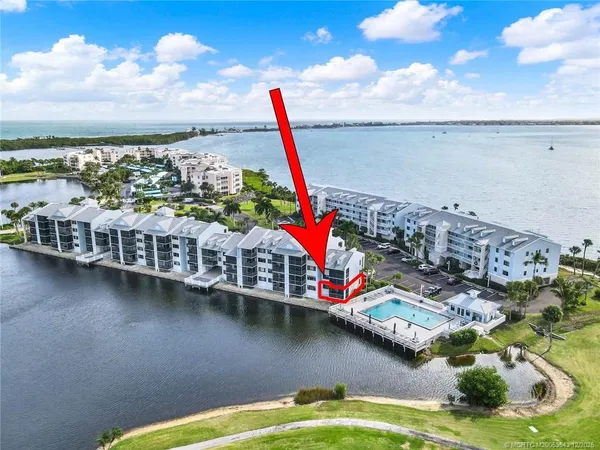 a view of houses with sky view