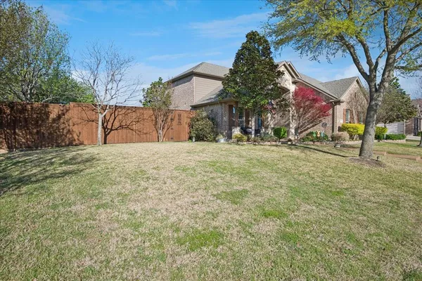 a view of a yard with a house