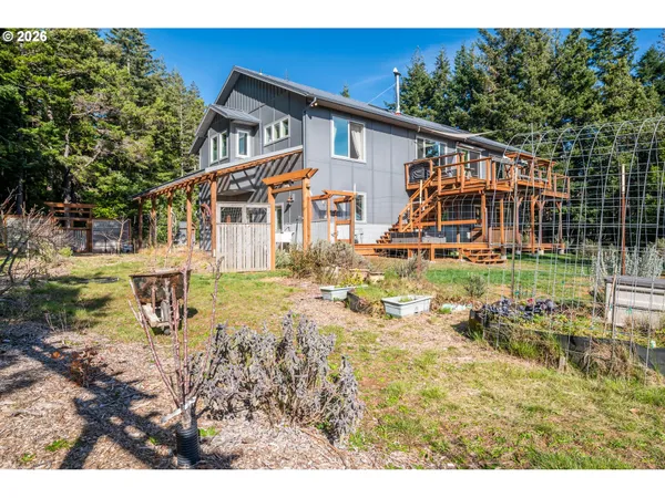 a view of a house with backyard and sitting area