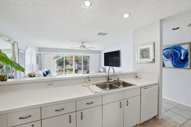 $3,995 | 2049 Southeast 6th Street, Unit F, Deerfield Beach, FL 33441