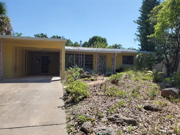front view of house with a yard