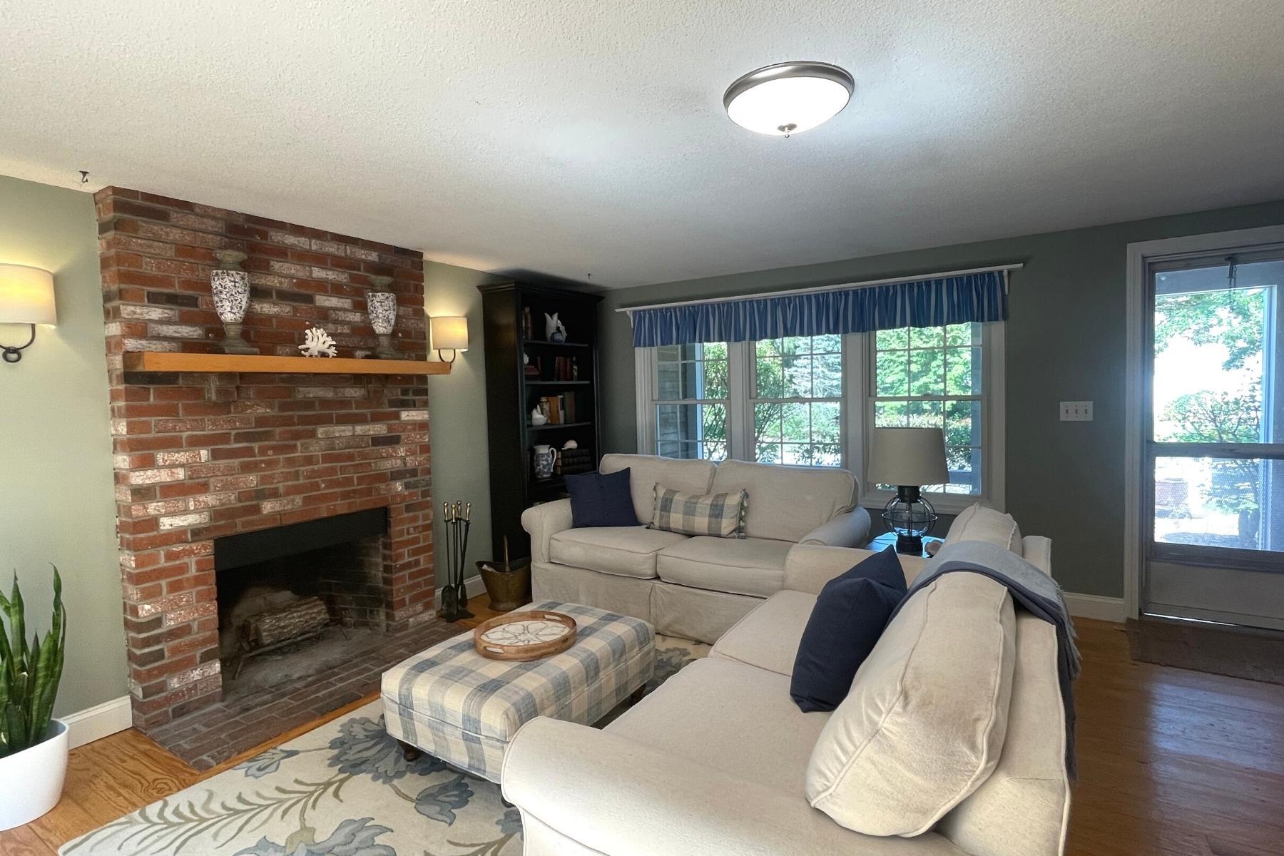 140 Cap'n Samadrus Road Cotuit, MA 02635 - Photo 4 of 53 140 (1007)