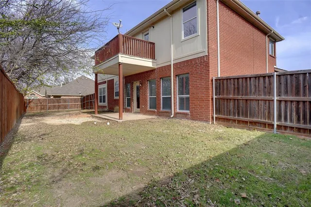 $2,400 | 105 Laurel Springs Drive, DeSoto, TX 75115