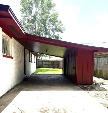 a view of a house with backyard
