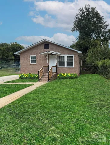 a view of a backyard of the house