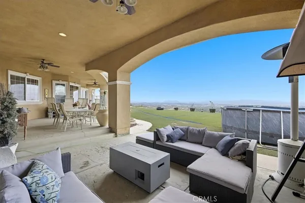 a view of house with a big yard