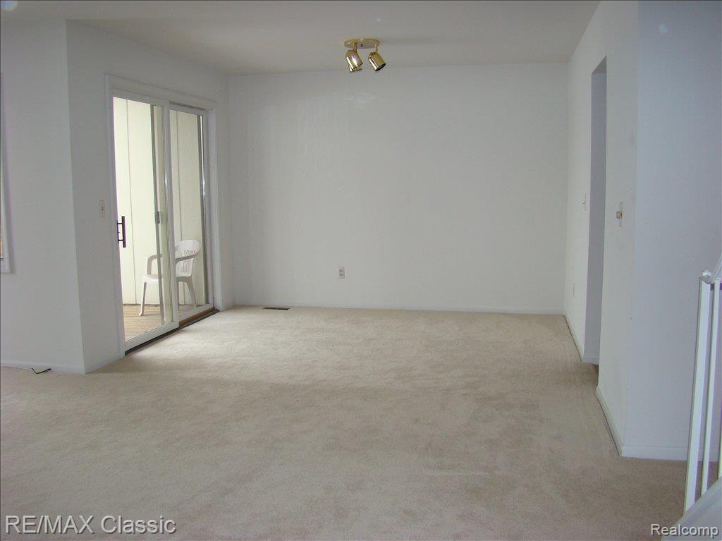 938 Golfview Court, Unit 20 Rochester, MI 48307 - Photo 8 of 15 DINING ROOM W/DOORWALL TO DECK