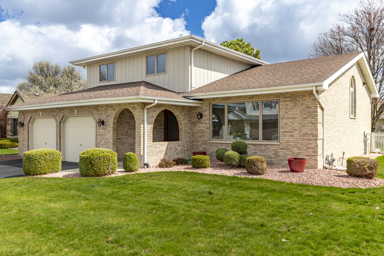 18319 Holland Road Lansing, IL 60438 - Photo 2 of 32