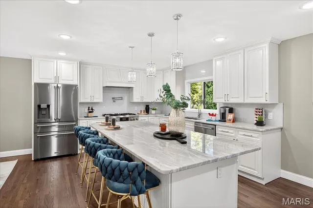 $950,000 | 8021 Bennett Avenue, Richmond Heights, MO 63117