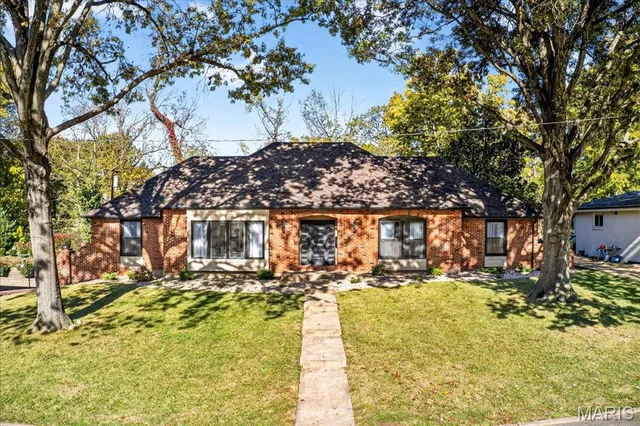 $950,000 | 8021 Bennett Avenue, Richmond Heights, MO 63117