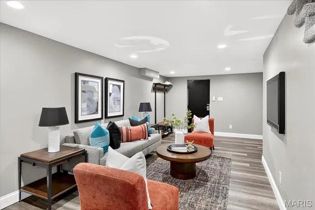 $950,000 | 8021 Bennett Avenue, Richmond Heights, MO 63117