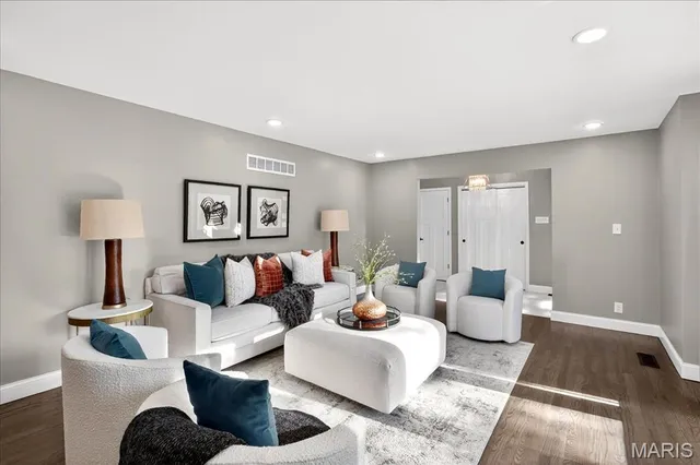 $950,000 | 8021 Bennett Avenue, Richmond Heights, MO 63117