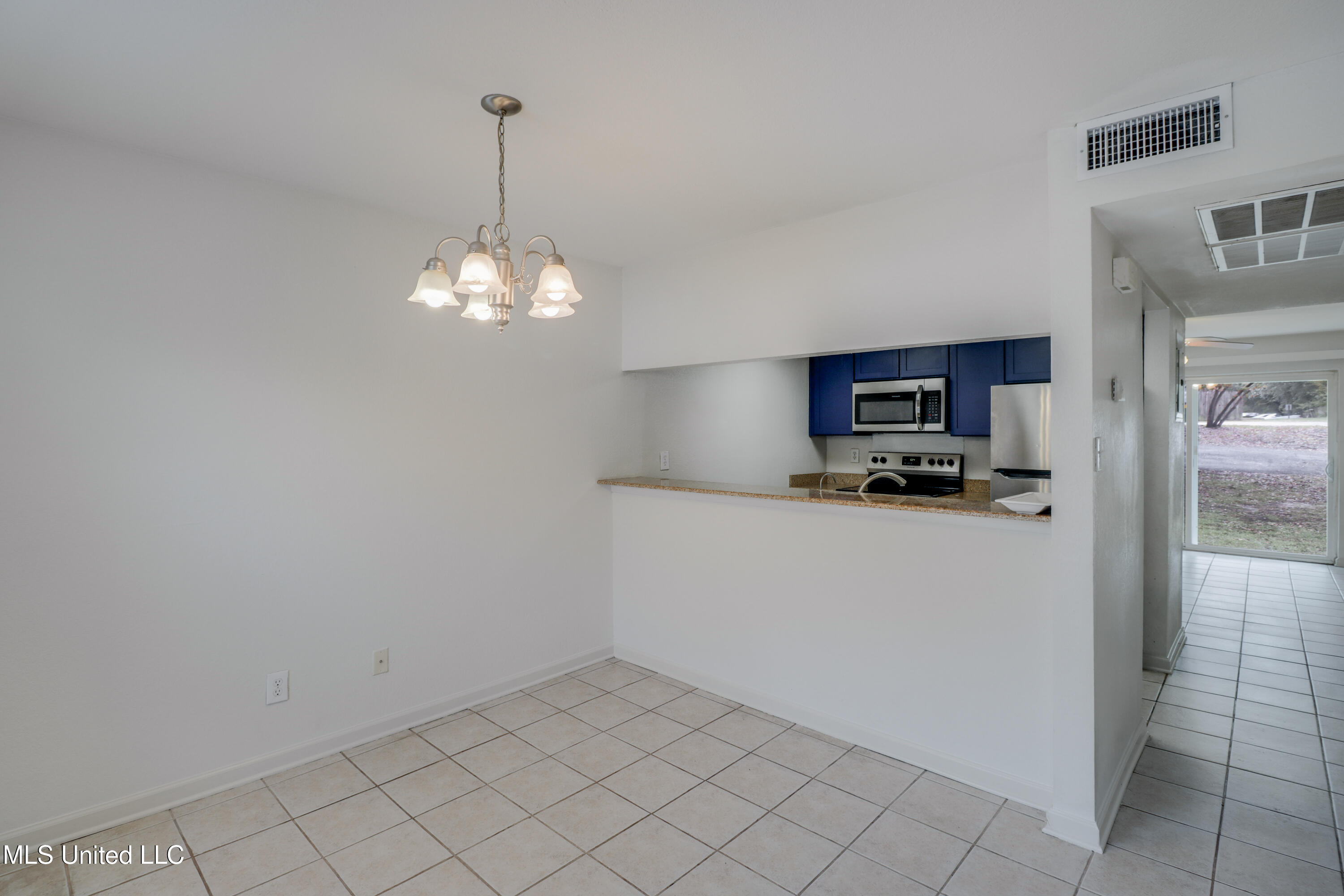 3230 Cumberland Road, Unit 7 Ocean Springs, MS 39564 - Photo 4 of 20 IMG_1717