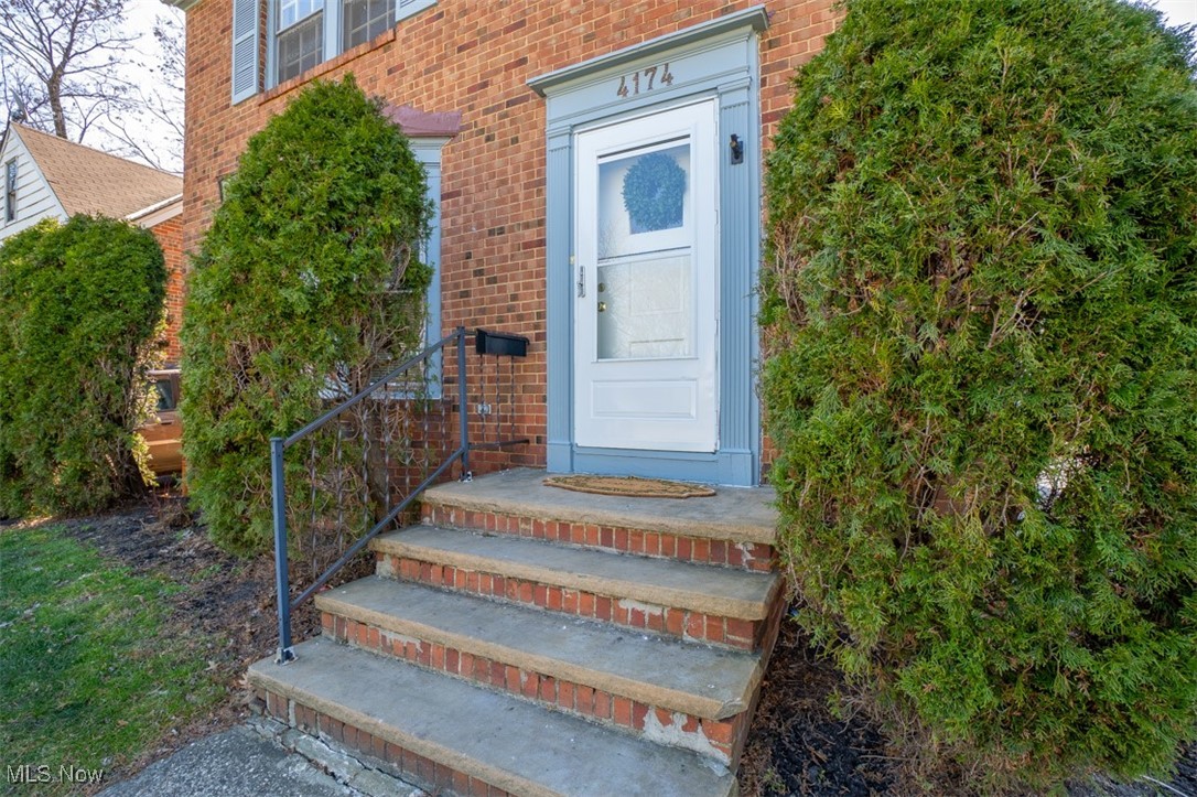 4174 Ardmore Road Cleveland, OH 44121 - Photo 2 of 33
