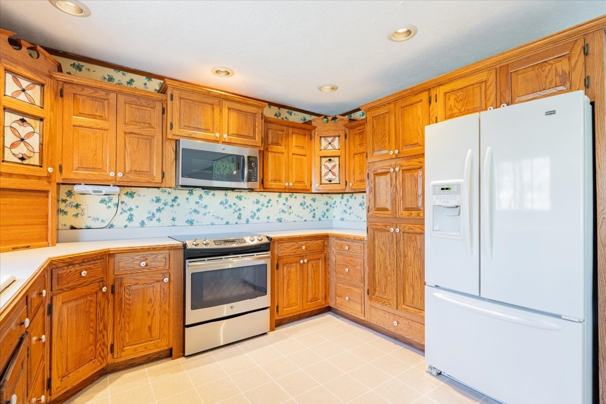 21389 North 2875 East Road Lexington, IL 61753 - Photo 16 of 44 a kitchen with stainless steel appliances granite countertop a refrigerator and a sink