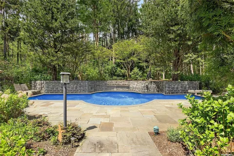 a view of a backyard