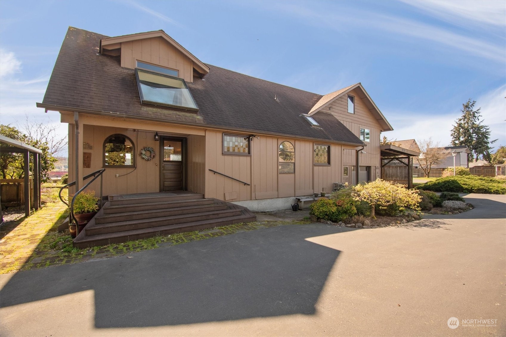 7405 Willow Grove Road Longview, WA 98632 - Photo 2 of 39 a front view of a house with a yard