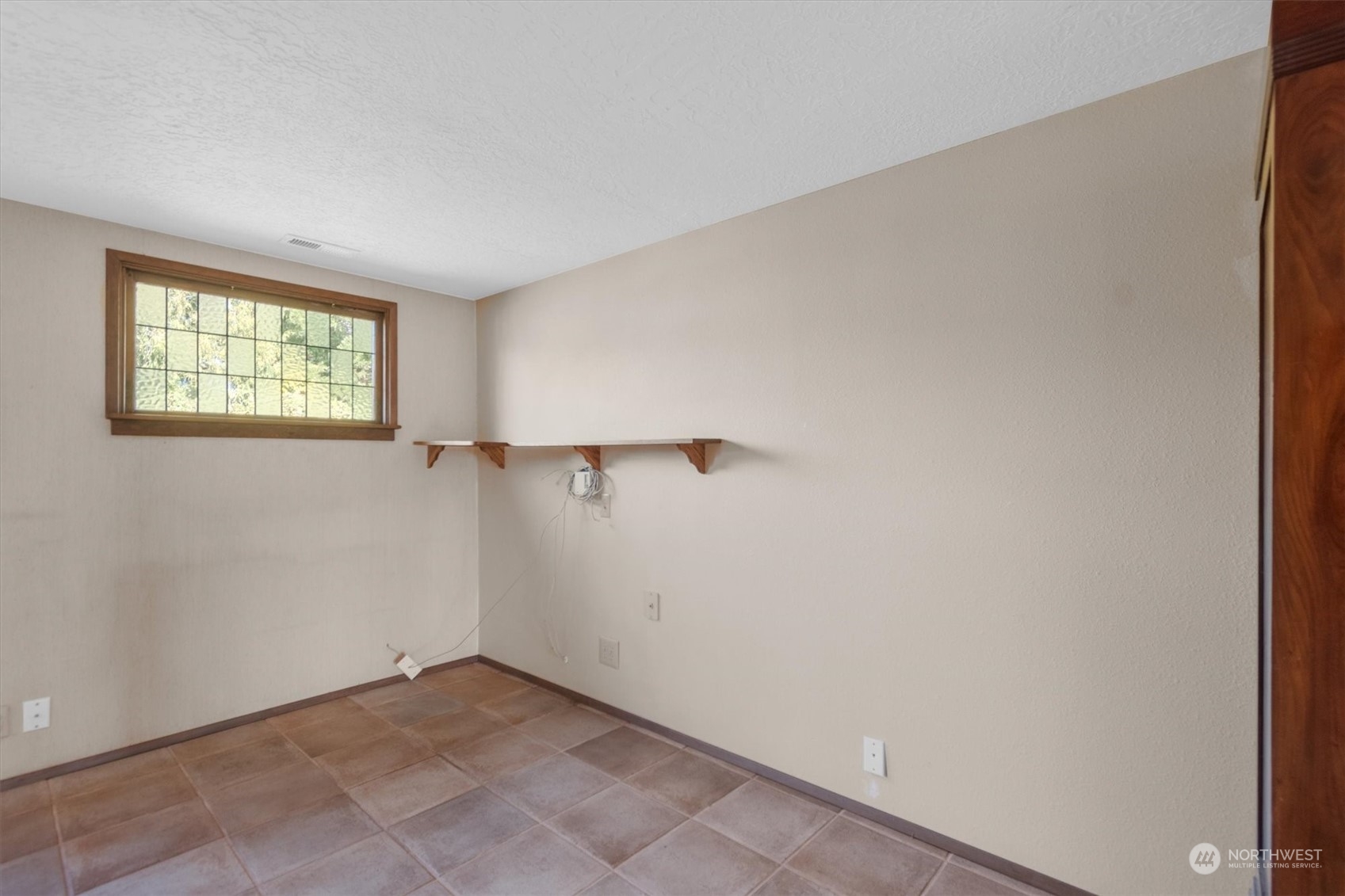 7405 Willow Grove Road Longview, WA 98632 - Photo 23 of 39 an empty room with windows