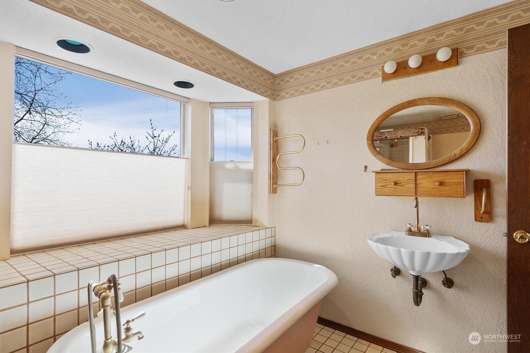 7405 Willow Grove Road Longview, WA 98632 - Photo 27 of 39 a bathroom with a sink and a mirror