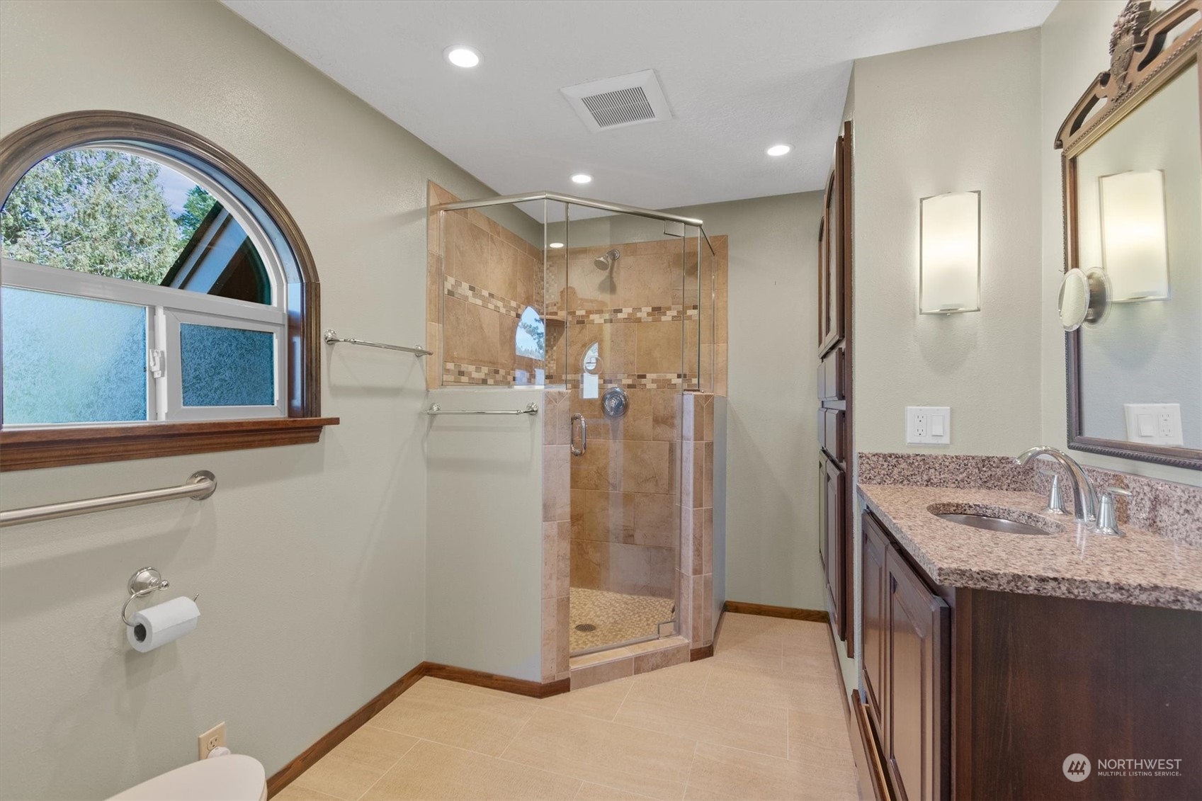 7405 Willow Grove Road Longview, WA 98632 - Photo 30 of 39 a bathroom with a sink and a mirror