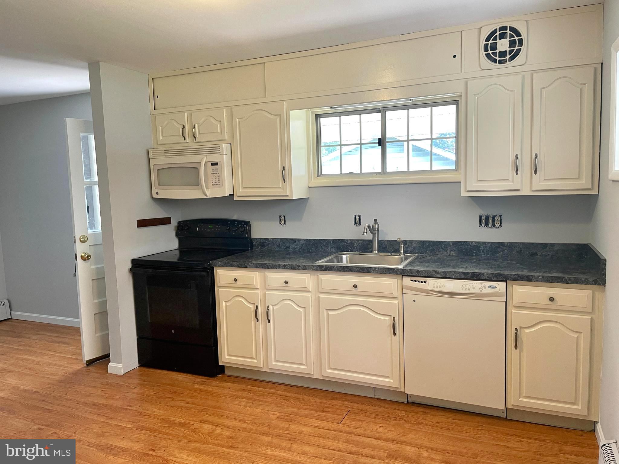 5715 Oakland Road Baltimore, MD 21227 - Photo 4 of 18