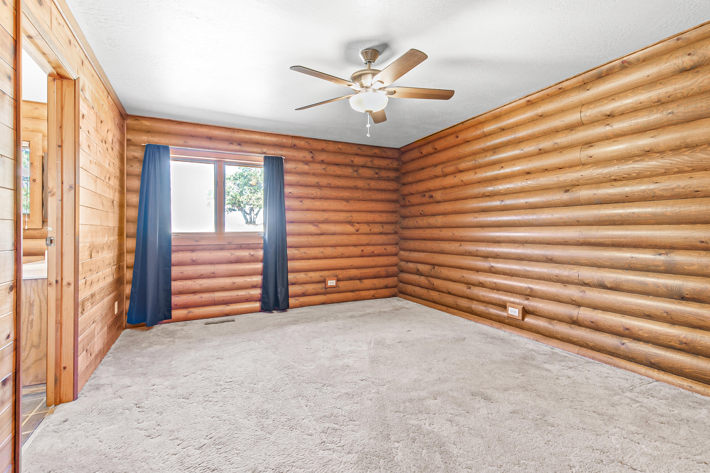 11597 Corp Ranch Road Ashland, OR 97520 - Photo 21 of 57 Primary bedroom