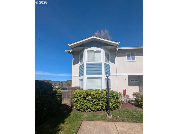 $275,000 | 202 Northeast Rifle Range Street, Unit 6, Roseburg, OR 97470