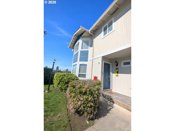 $275,000 | 202 Northeast Rifle Range Street, Unit 6, Roseburg, OR 97470
