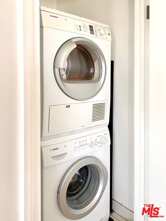 416 South Spring Street, Unit 1210 Los Angeles, CA 90013 - Photo 13 of 15 a utility room with dryer and washer