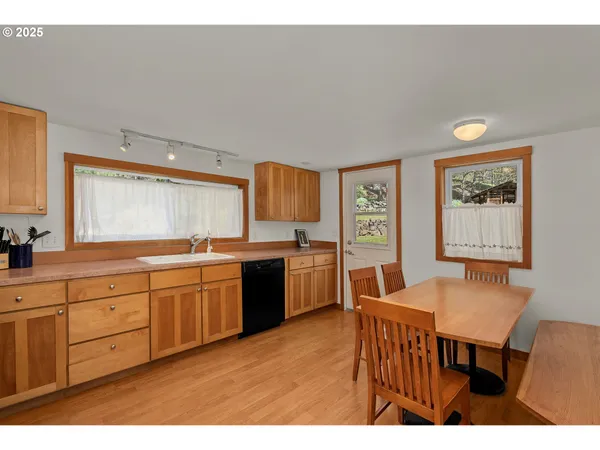 $2,295,000 | 400 Cherry Hill Drive, Mosier, OR 97040