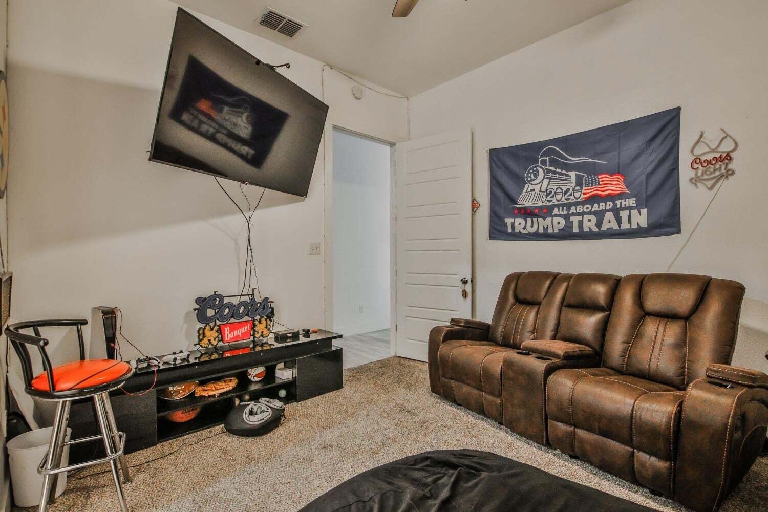 19210 County Road 2240 Lubbock, TX 79423 - Photo 28 of 46 a living room with furniture a couch and a flat screen tv