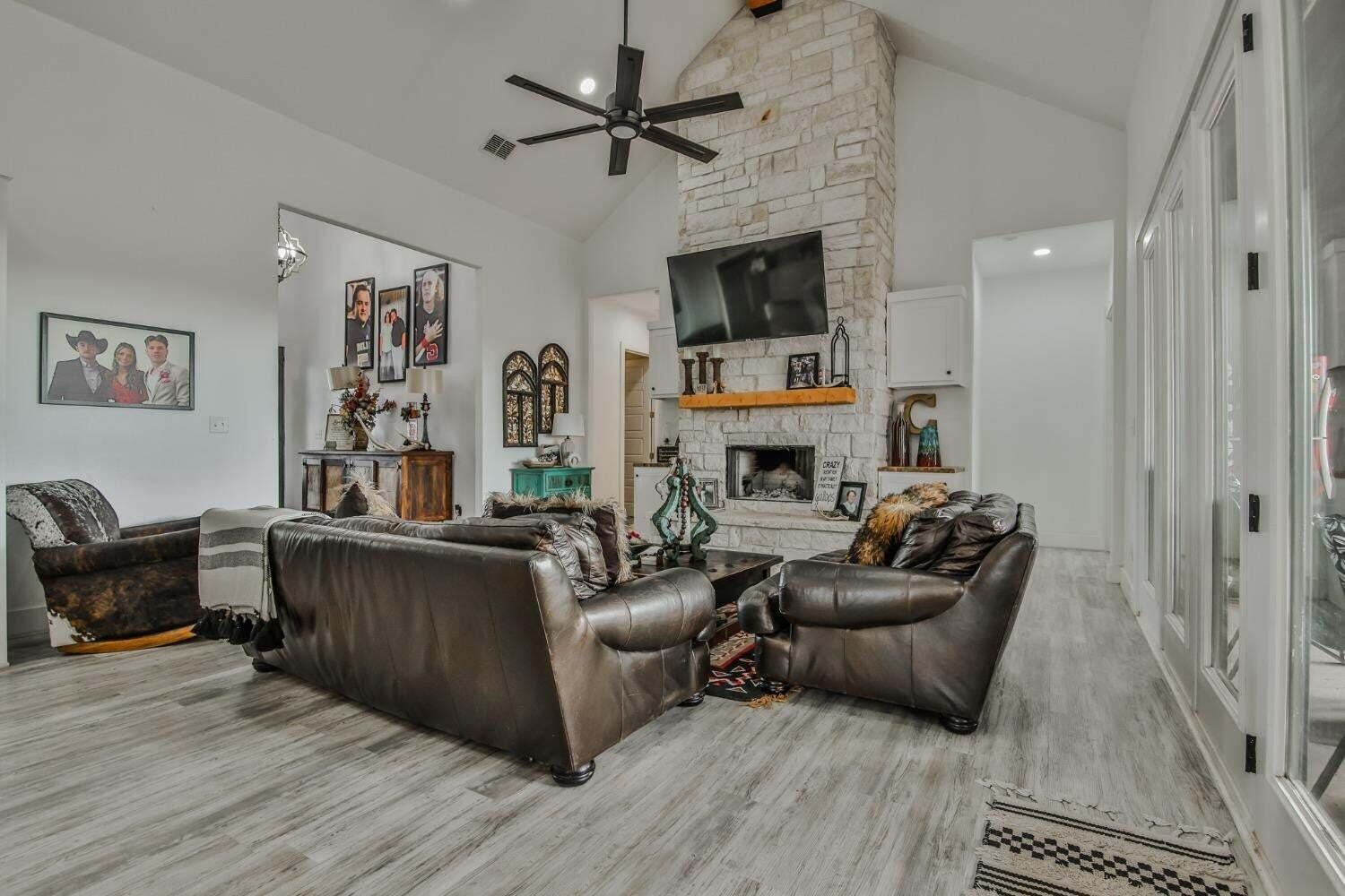 19210 County Road 2240 Lubbock, TX 79423 - Photo 4 of 46 a living room with furniture and a flat screen tv