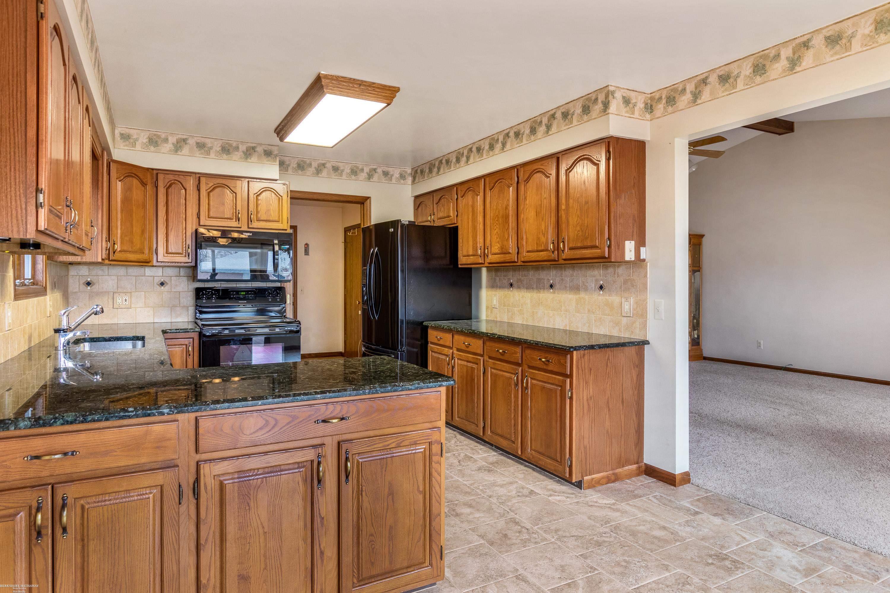 27577 Campbell Road Warren, MI 48093 - Photo 4 of 29 Spacious and Bright