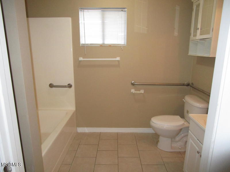 3008 50th Avenue, Unit B Gulfport, MS 39501 - Photo 11 of 13 master bath