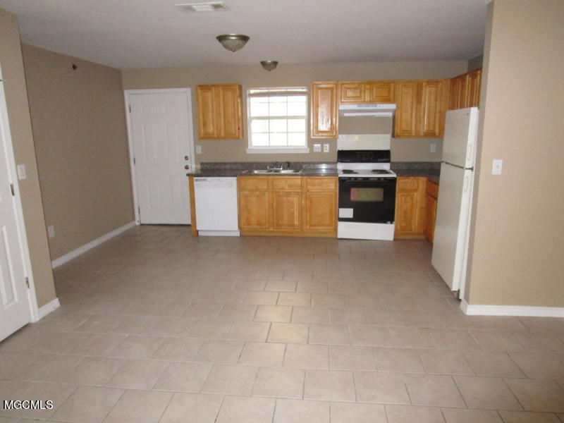 3008 50th Avenue, Unit B Gulfport, MS 39501 - Photo 4 of 13 kitchen