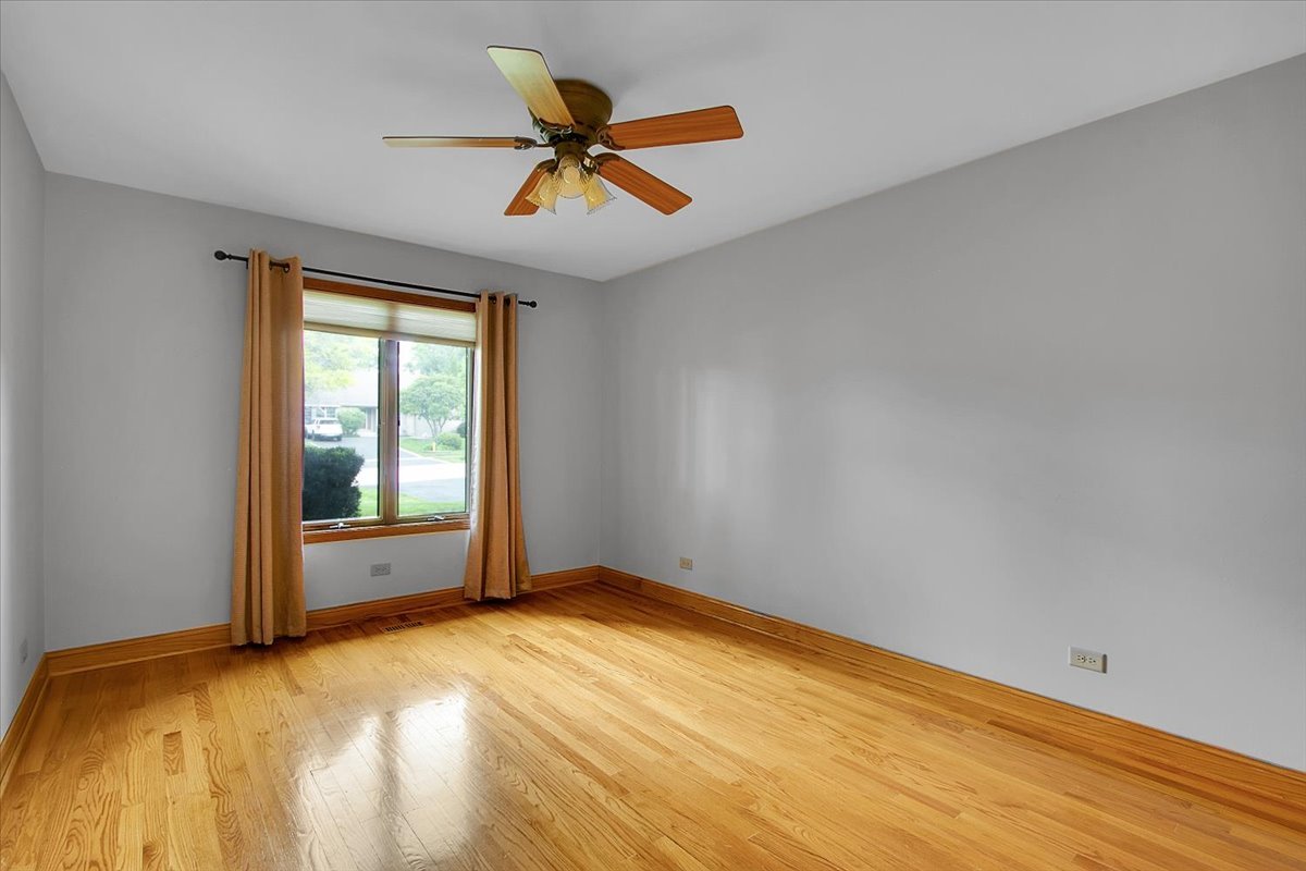 90 Briargate Road Cary, IL 60013 - Photo 20 of 42 an empty room with a window