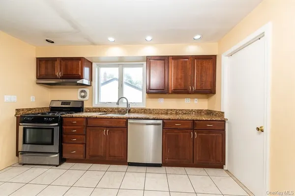 $3,000 | 5 Lewis Place, Lynbrook, NY 11563